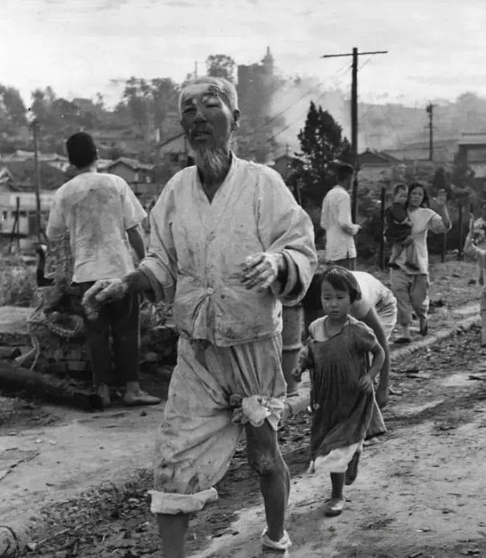 90年代朝鲜的“苦难行军”：饿死100万，饥饿面前人性何在？