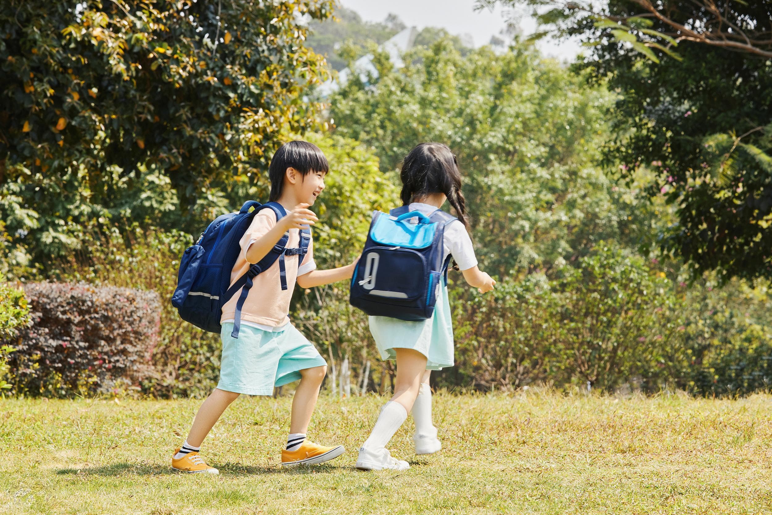 久坐不动、书包过重……孩子“沉迷学习”时，当心腰椎健康“亮红灯”