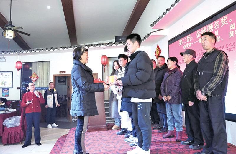 两个家族的春节团聚除了团圆，还有表彰