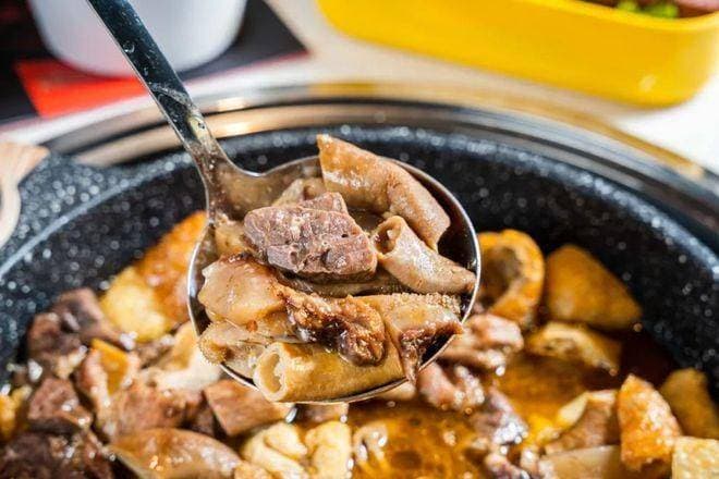 慢火细炖，香飘四溢——揭秘肥肠牛肚煲的秘制过程
