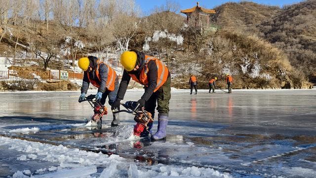 龙庆峡冰灯冰雪嘉年华开启取冰 传统与AI结合呈现冬日奇观