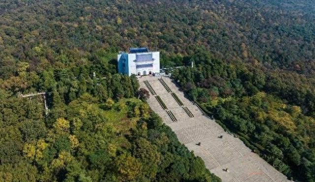 南京中山陵祭堂实施半封闭围挡施工修缮保护，游客仍可有序进入参观