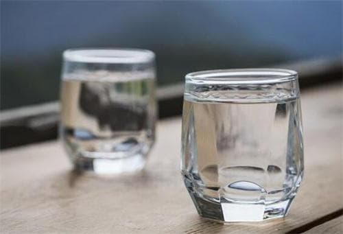 白酒出现混浊和沉淀的原因是什么？