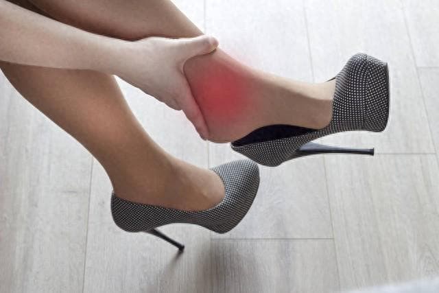 爱美女性要注意了！常穿高跟鞋，容易得这几种“病”