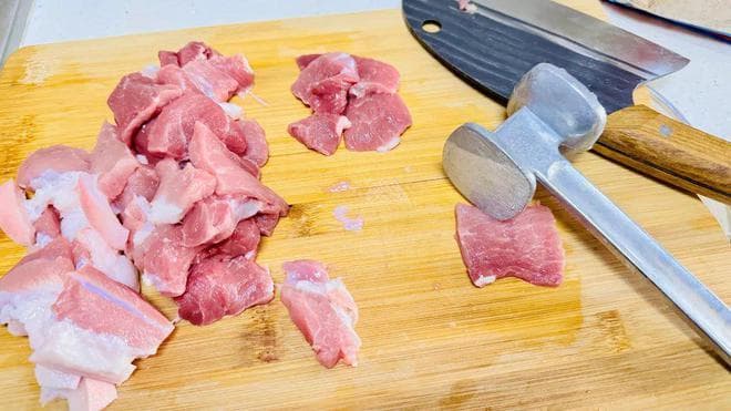 先锤再腌后蒸，超好吃的粉蒸肉，做法分享给你们
