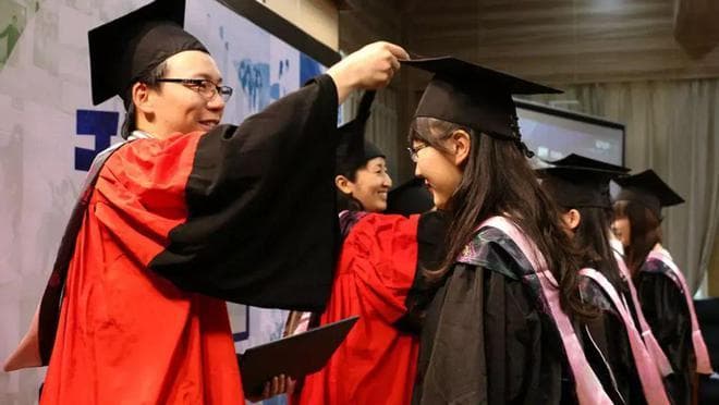 延长应届生身份：中国多地推出新政缓解毕业生就业压力