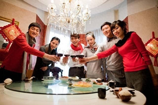 12个最基本的餐桌礼仪，再忙也要看看，以免得罪人！