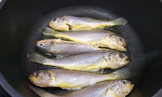 香烤黄花鱼：简单步骤打造美味佳肴