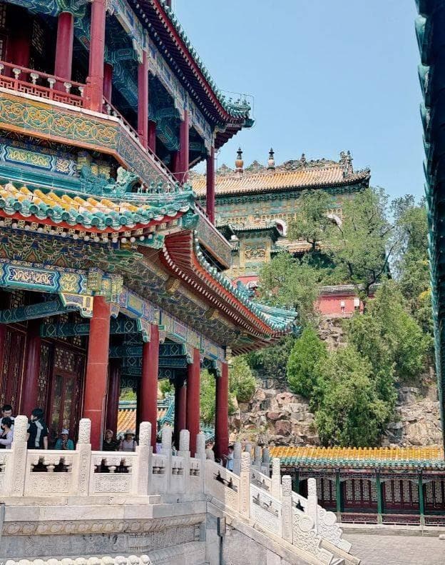 颐和园风光：湖光山色，品味皇家园林的静谧与美丽