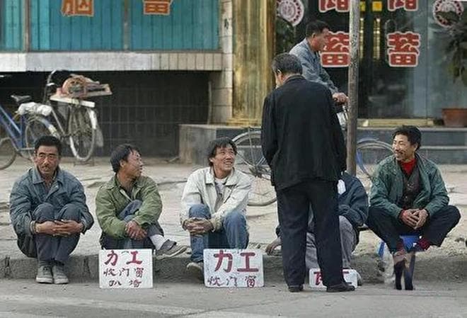 农民失去土地工人没有工作将会出现大量的无业流民，他们如何生存