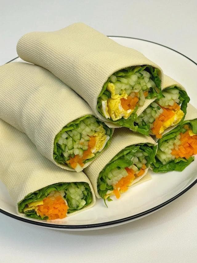 “豆皮鸡蛋蔬菜卷：低卡美味减脂首选”