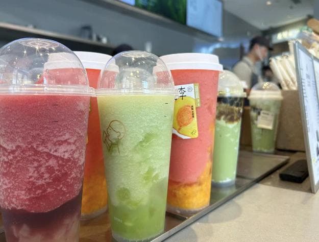 一杯奶茶含多少咖啡因？松江这家茶饮店推出“咖啡因红绿灯标识卡”