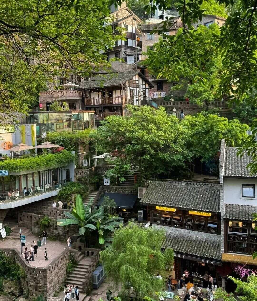 山城重庆：从解放碑到洪崖洞，魔幻都市如何吸引无数游客驻足