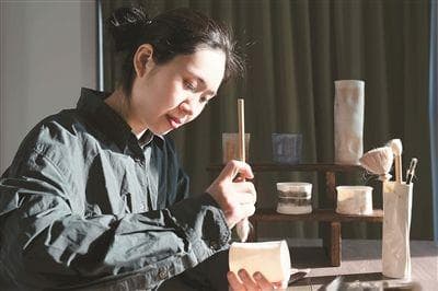 在传统与现代间穿梭，用瓷器传播东方美学