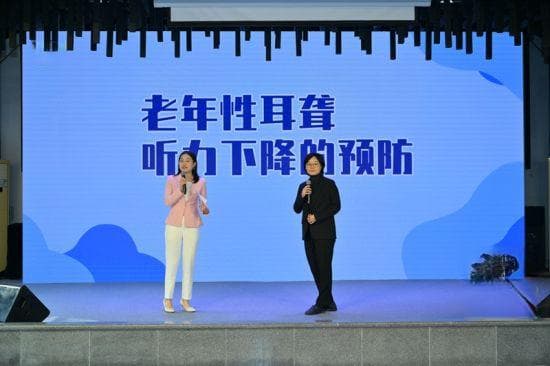 “耳屎堵住”听不清怎么办？专家：去医院取出或软化后冲洗