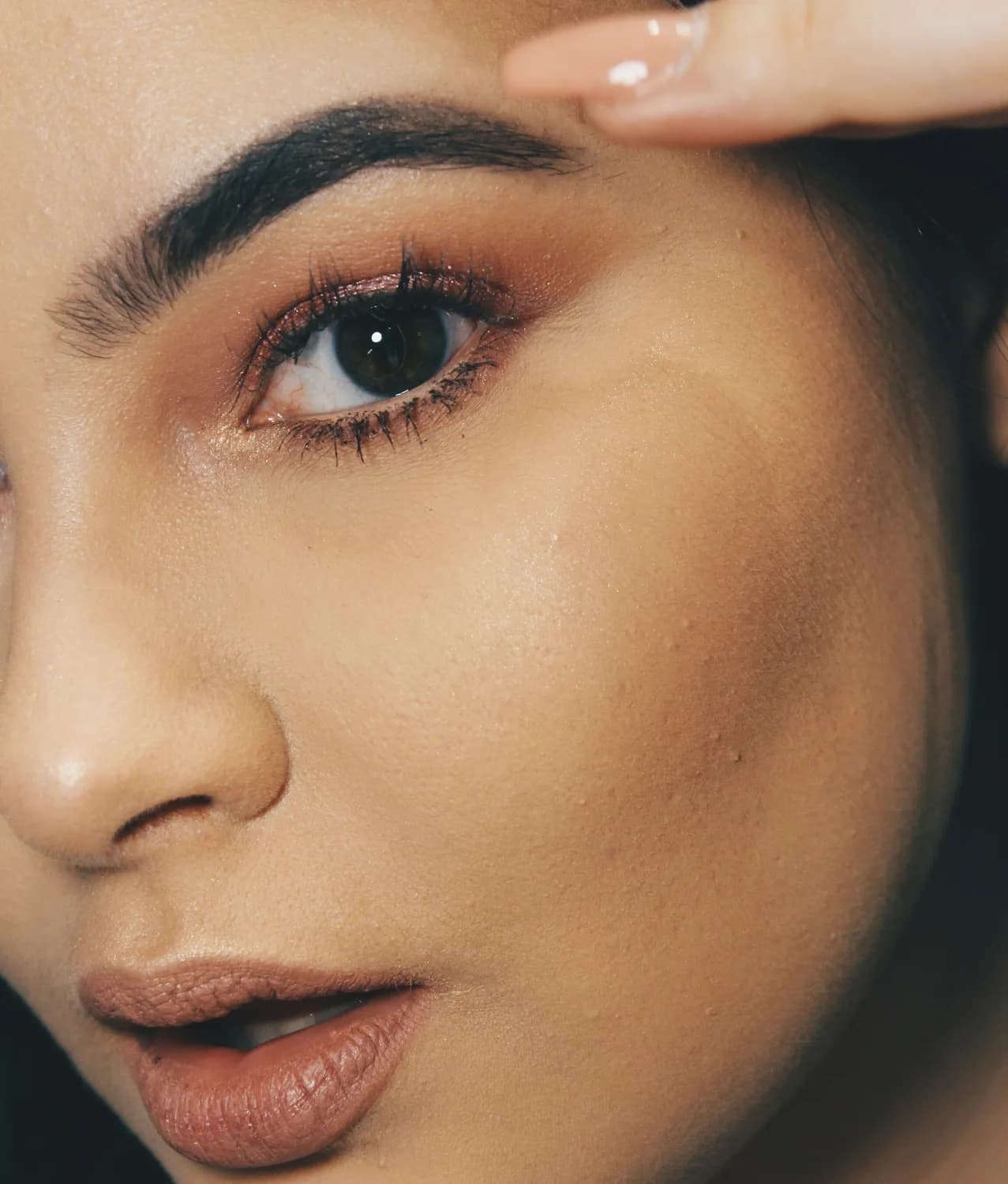 Glowing Makeup风靡欧美：打造自然光泽感的明星自拍妆教程