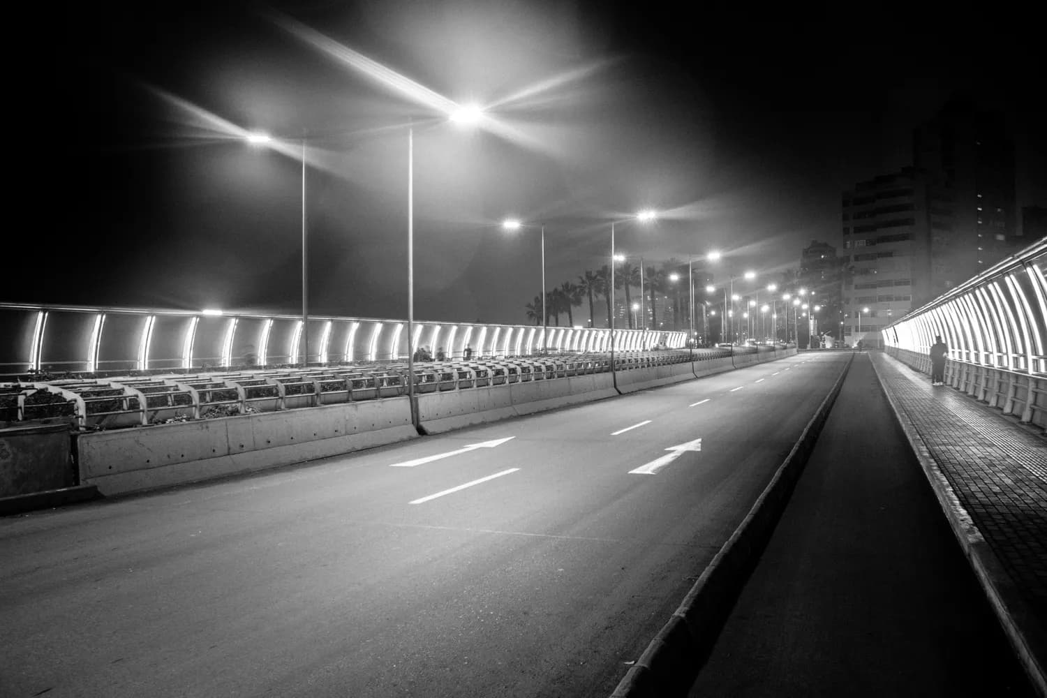 高速路射灯：夜间行车安全的守护者