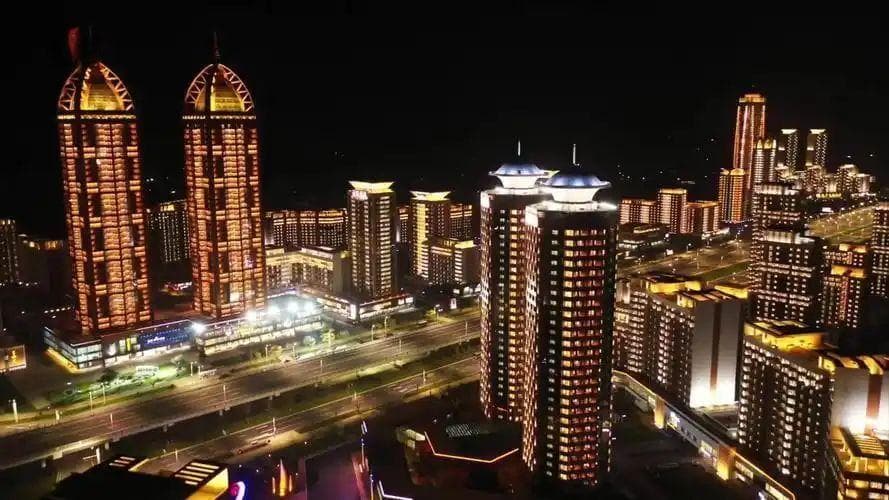 去到朝鲜才知道，这里的商店很早就关门了，游客有钱却没处消费