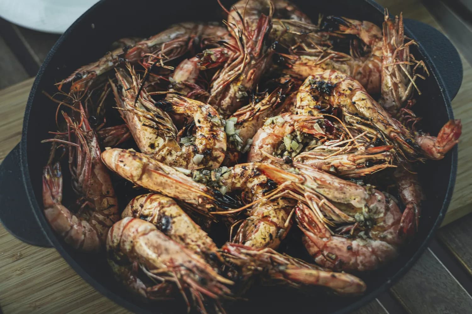 避风塘炒虾：年夜饭餐桌上的黄金美味