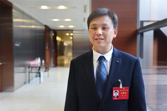 人大代表陆益：建议优化中学生课桌椅配备