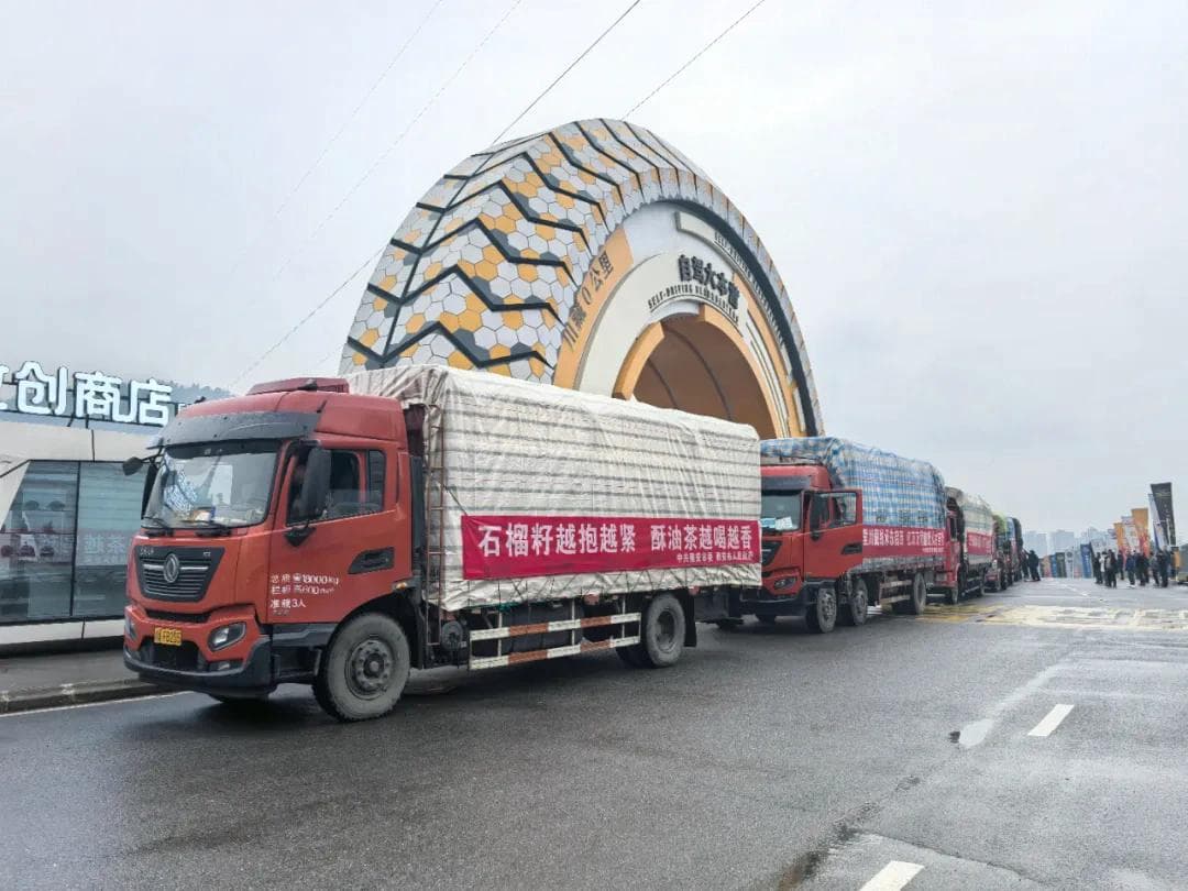 六辆卡车载10万斤藏茶，雅安支援西藏地震灾区