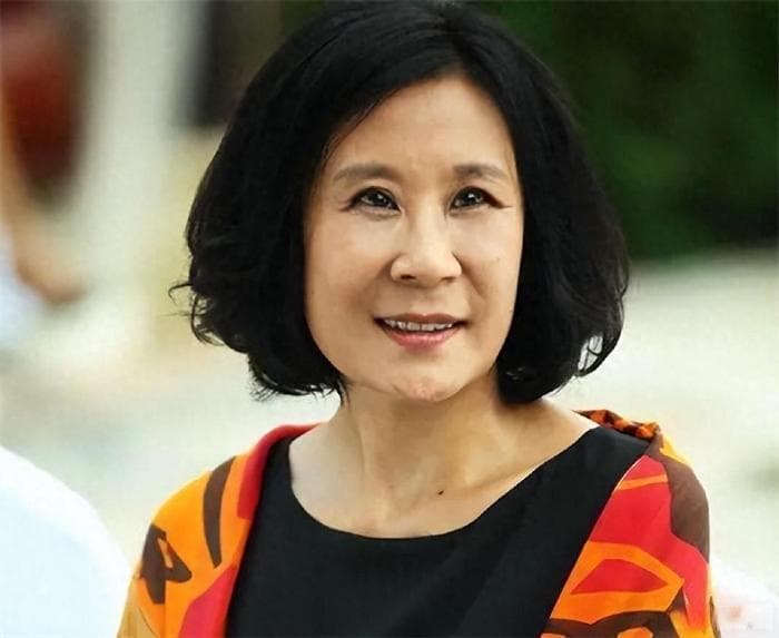 苏小明：她成名后抛弃前夫出国，加入法国国籍，如今回国当演员