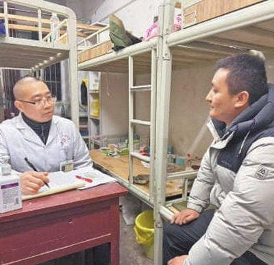 人民日报记者探访四川宜宾筠连县第二中学校安置点