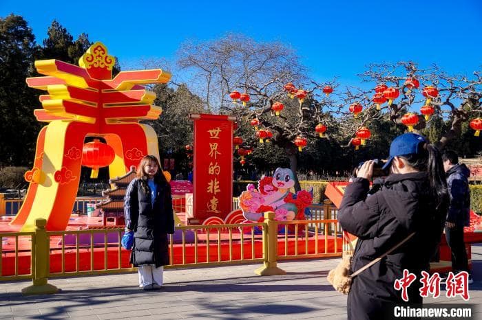 金蛇送福迎新春 北京景山公园换上“新年装”