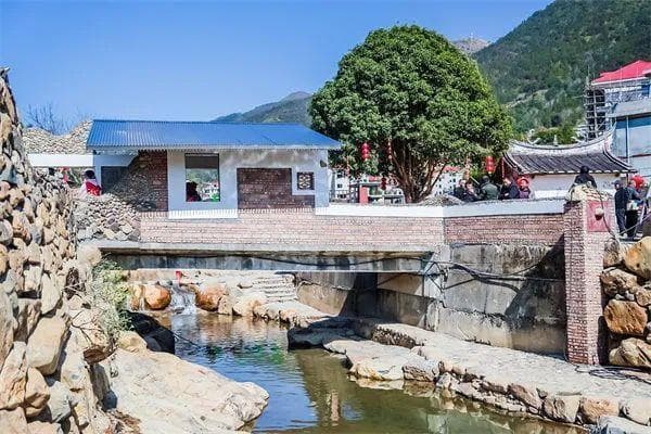 艺术重构乡土：陈文令的溪岸实践与乡村振兴美学实践