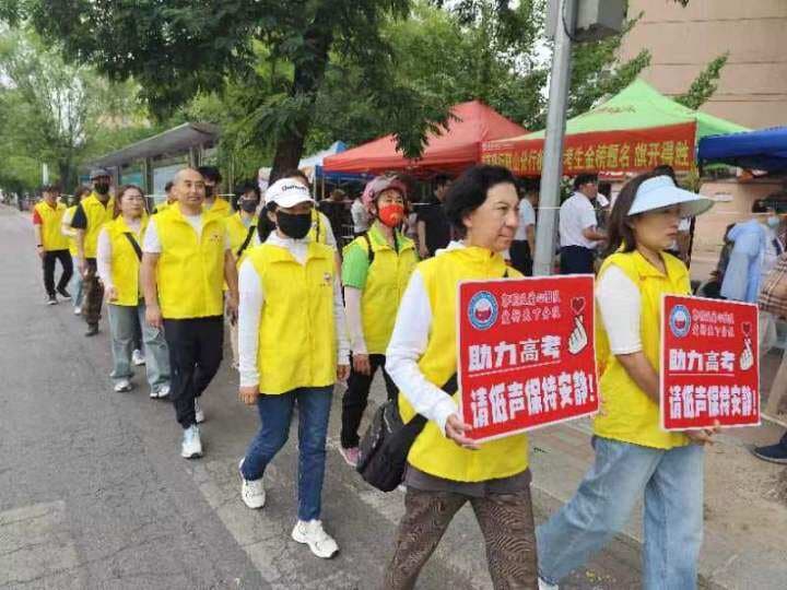 考场外 志愿者与您一同“静”侯佳音