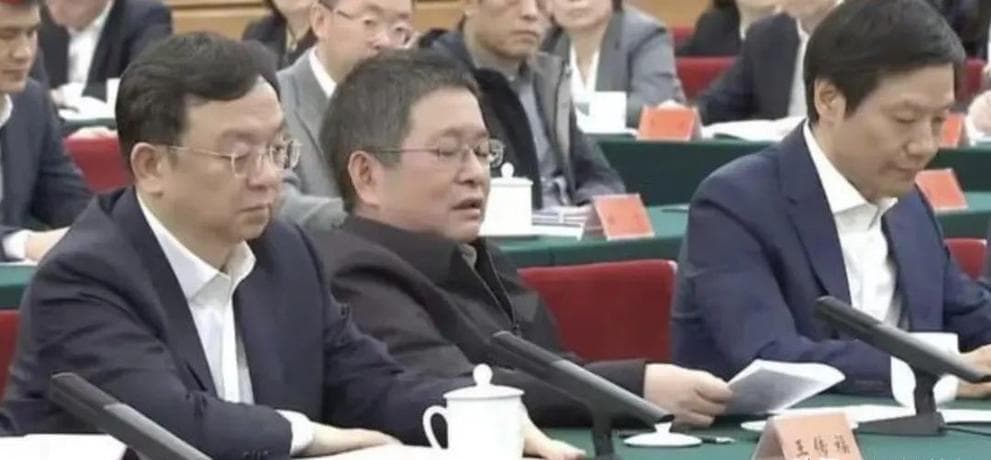 从寒门学子到芯片巨头，豪掷300亿建校的虞仁荣，究竟有何背景？