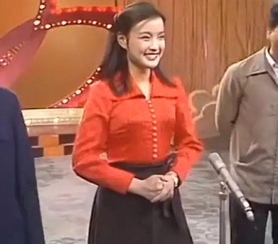 一件5港币的红衬衫：晓庆衫与一个时代的时尚记忆