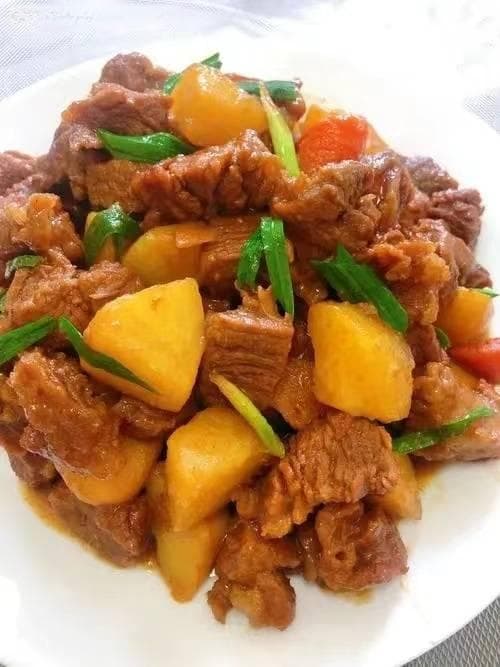 土豆牛腩：餐桌上的温馨佳肴