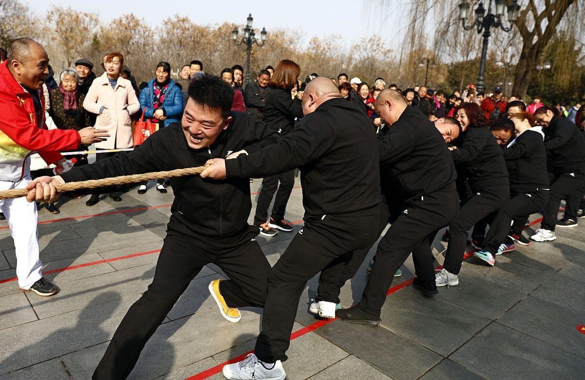拔河比赛，仅凭力气大就能赢？这些技巧姿势你get了吗？