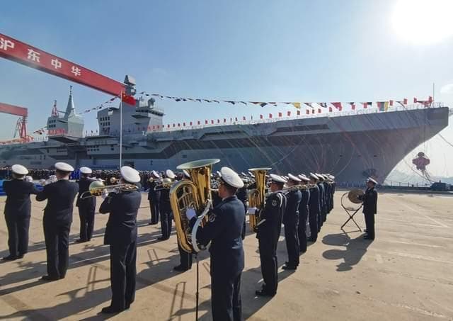 世界最大两栖攻击舰面世，076型四川舰将混编歼-35和攻击-11无人机