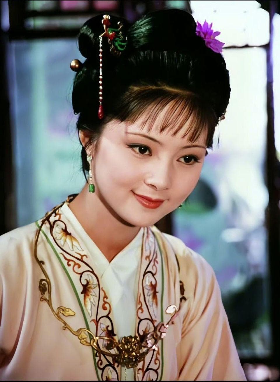 热播《红楼梦》里的薛宝钗：智慧与克制的完美诠释