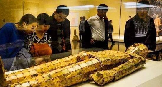 揭秘古代墓葬形制：黄肠题凑是什么？与金缕玉衣相比哪个更高级？