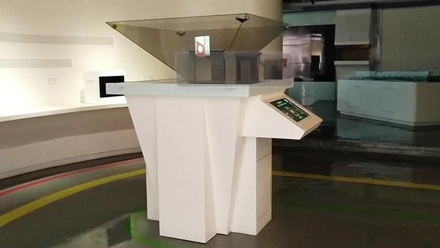 展厅中的全息技术有哪些吸引观众的点？
