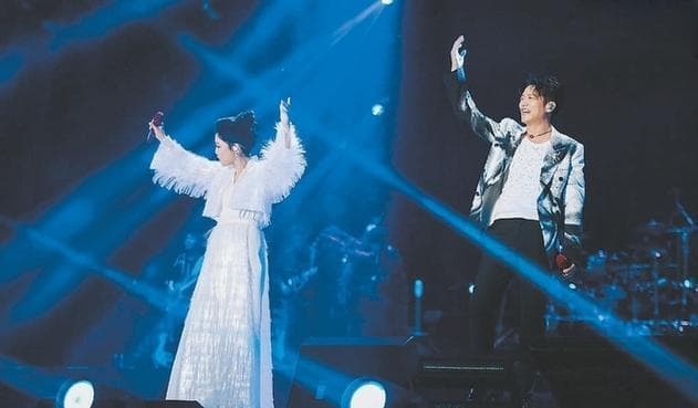凤凰传奇《星光大道》成名曲大盘点：从《月亮之上》到《最炫民族风》