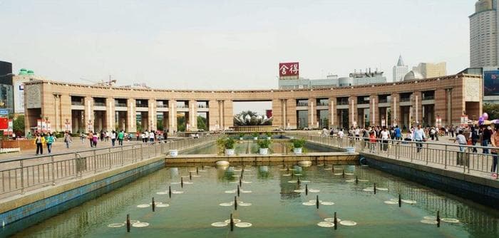 泉城广场：广场中心有一蓝色泉型雕塑，是济南地标性建筑