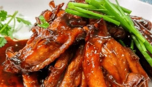 可乐鸡翅，一道简单易学、美味营养的家常菜，色泽诱人、口感鲜美