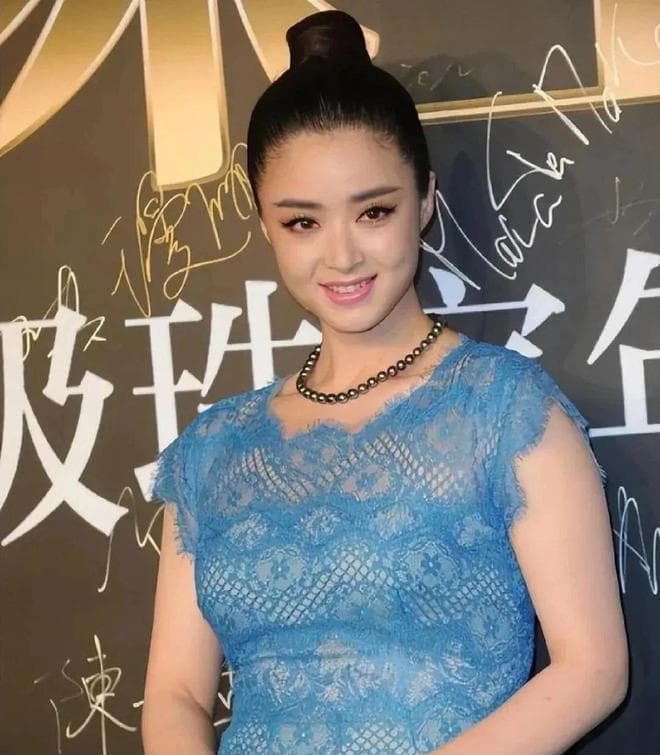 暴瘦100斤的贾玲，时隔1年又胖回来了？