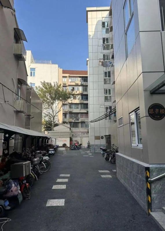 老旧小区加装电梯，居民们实现"乘梯梦"