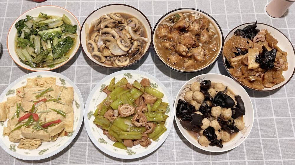 河南一家6口的午餐：7个家常菜成本约100元，朋友：很有河南味