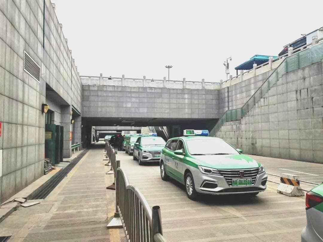 出租车该不该向乘客收过路费？郑州明确了→