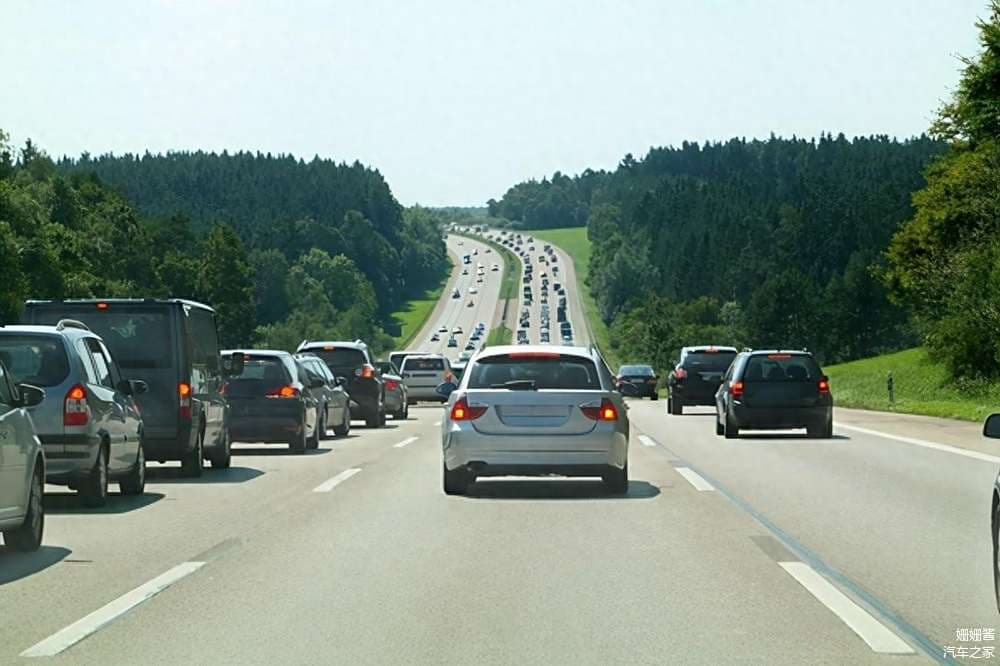 高速路上右侧超车：违法但有时不得不为之？安全指南来了