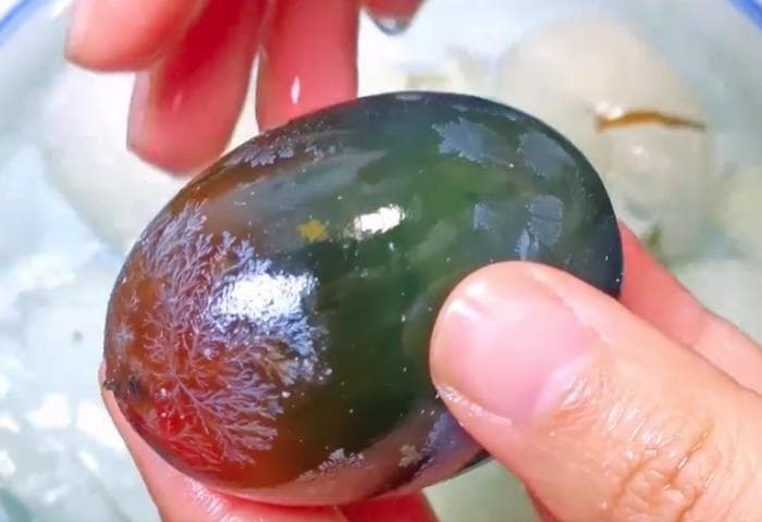 皮蛋科普：颜色、松花与安全食用指南