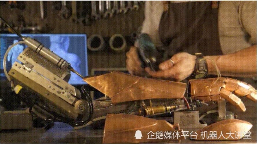 俄罗斯发明家打造全球首个个人氢能反应堆，实现"钢铁侠"战甲梦想