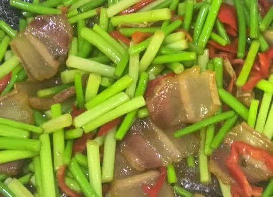咸肉炒蒜苗：腊肉先煮半小时，这样做不咸还入味