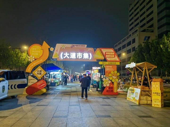 杭州夜市全攻略：从传统吴山到新晋大道，百元就能吃遍拱墅美食